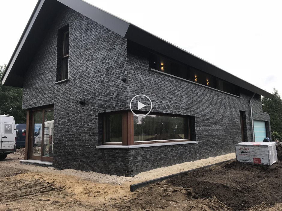 Черный кирпич дом