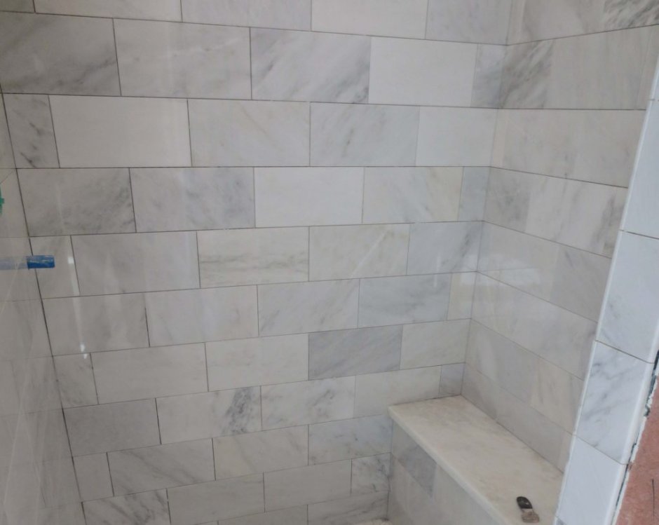 Мраморная плитка в разбежку