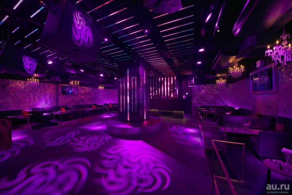 Клуб в фиолетовых тонах