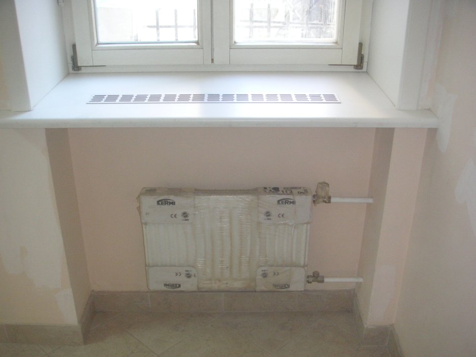 Полки под подоконником на кухне