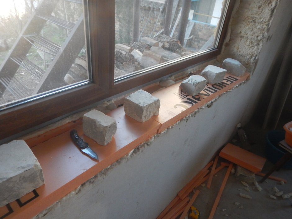 Стол-подоконник на кухне