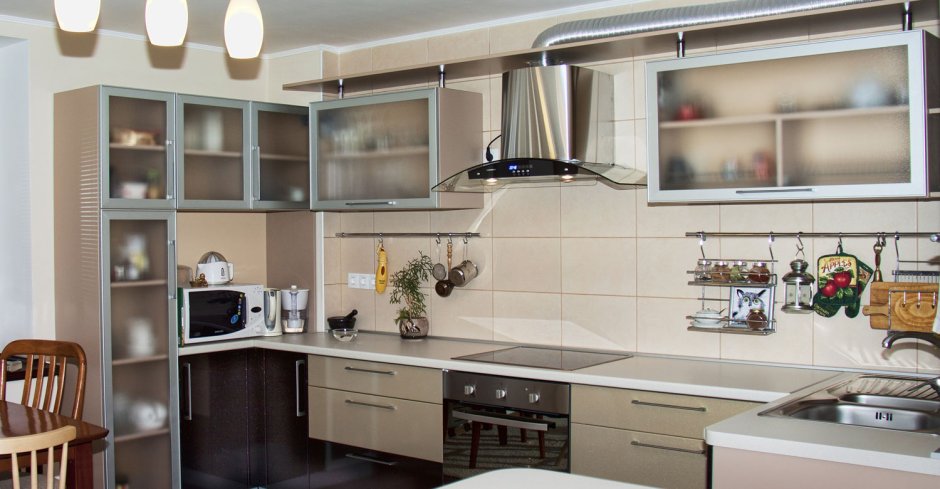 Кухонный гарнитур с рейлингами