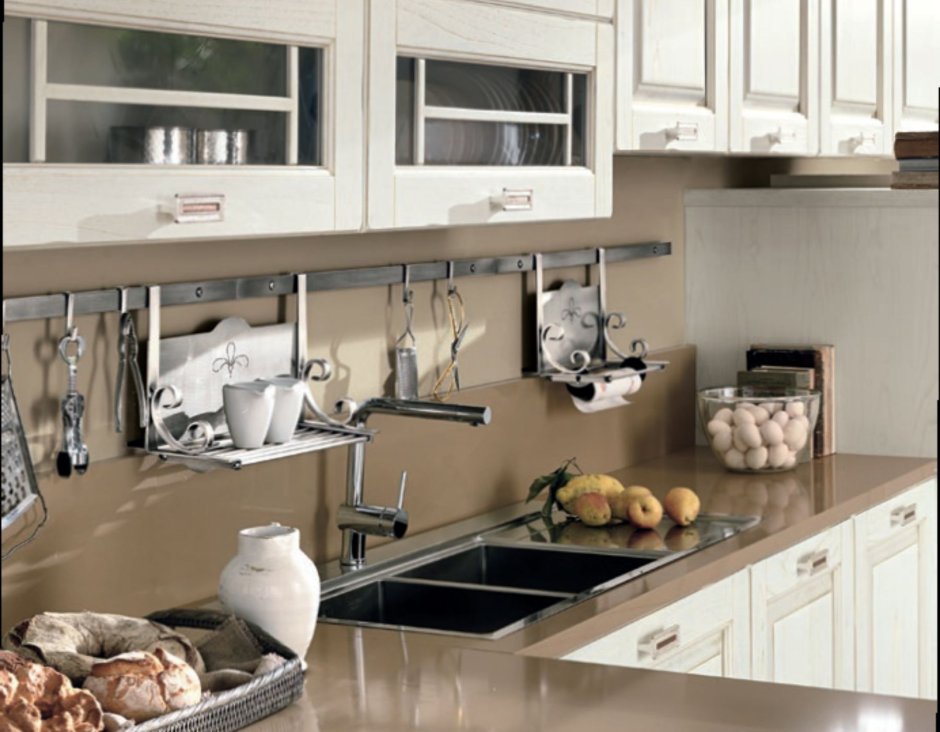 Современная кухня с рейлингами