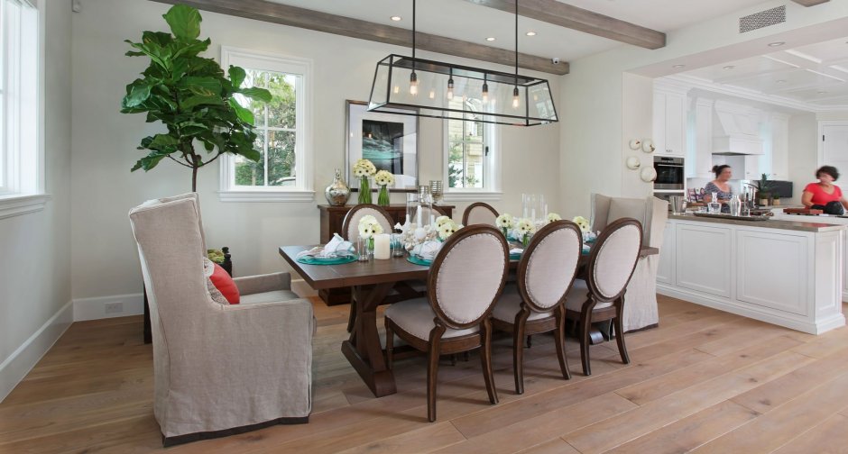 Кухня с балками на потолке