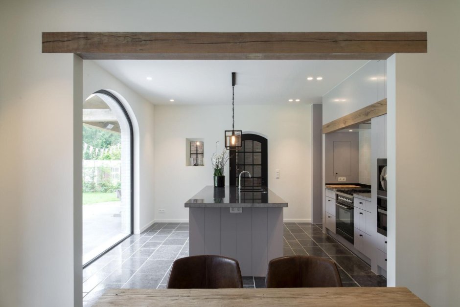 Интерьер потолка на кухне