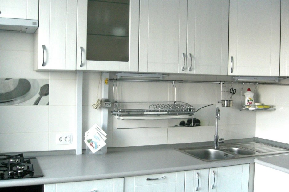 Рейлинги в углу кухни