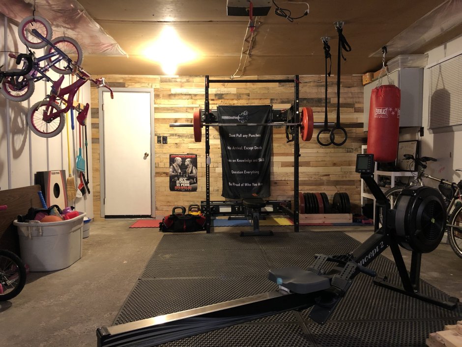 Боксерская груша в гараже