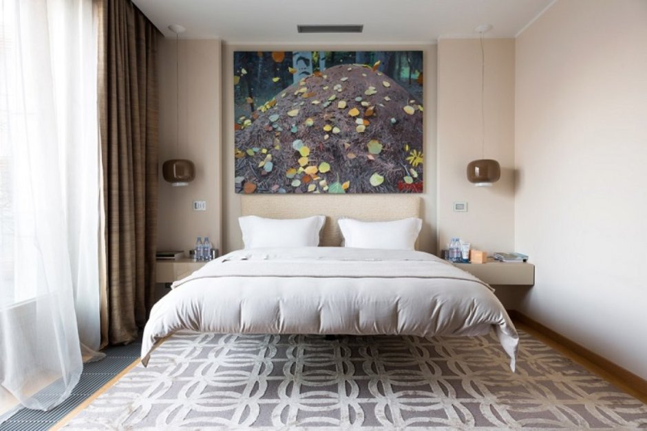 Обои над изголовьем кровати