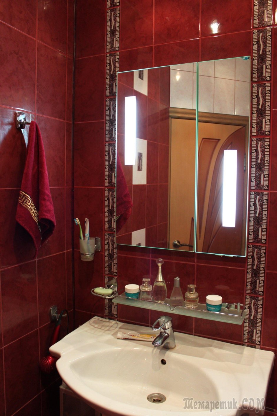 Ванная комната в красно винных тонах