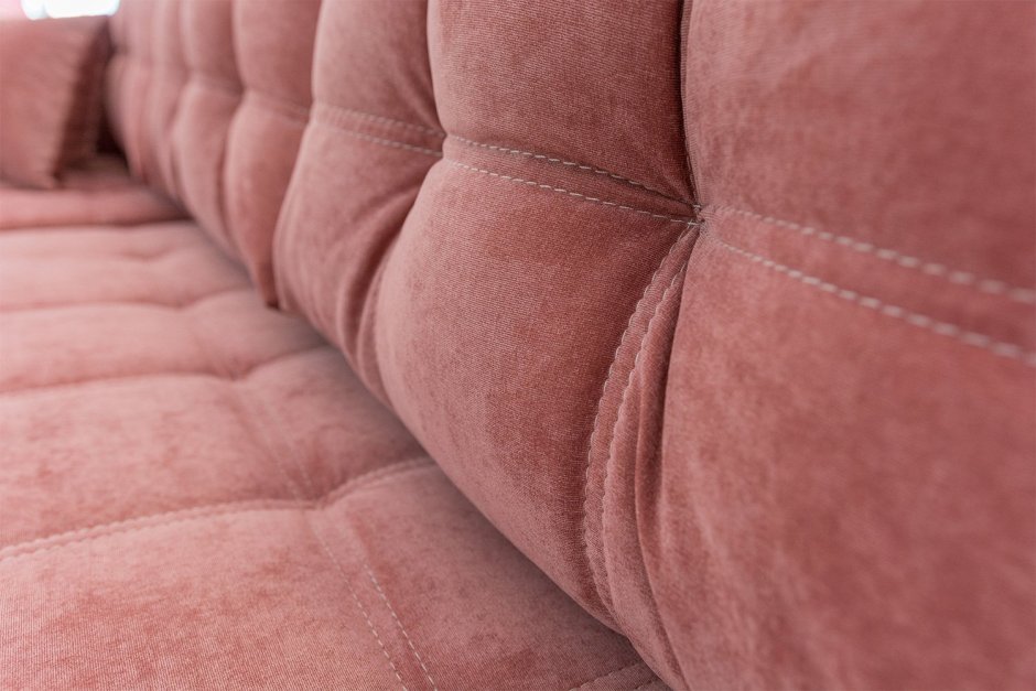 Диван пудровый розовый