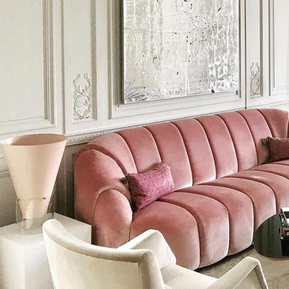 Розовый диван в интерьере