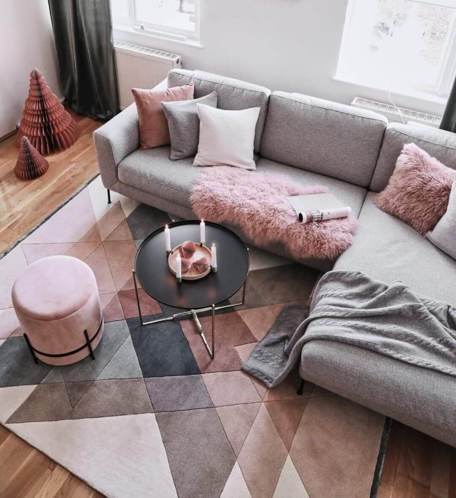 Изумрудный диван в розовом интерьере