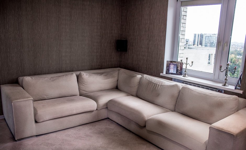 Розовый диван в интерьере