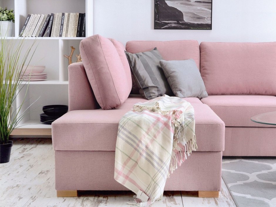 Розовый диван в интерьере