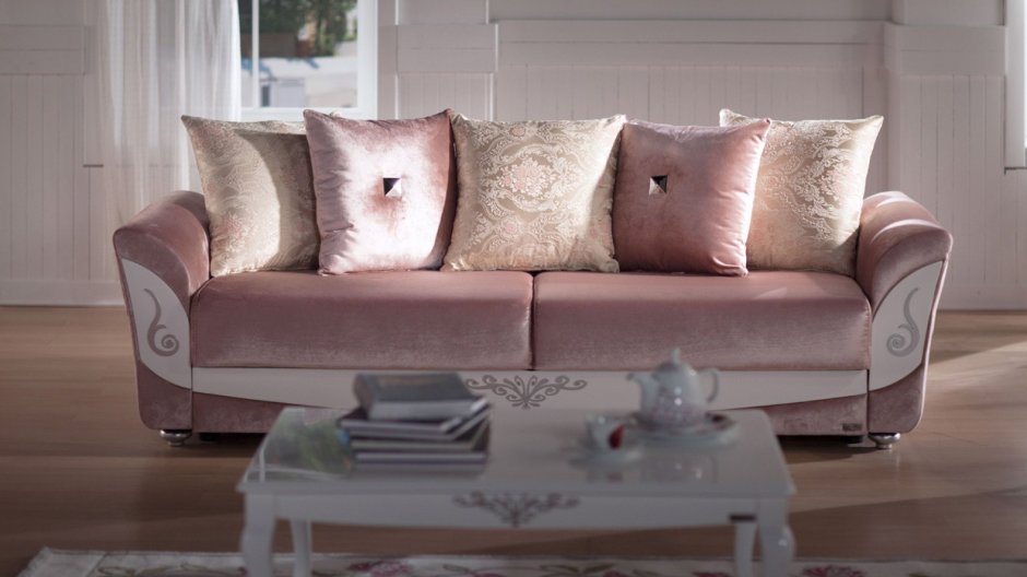 Диван пудрового цвета