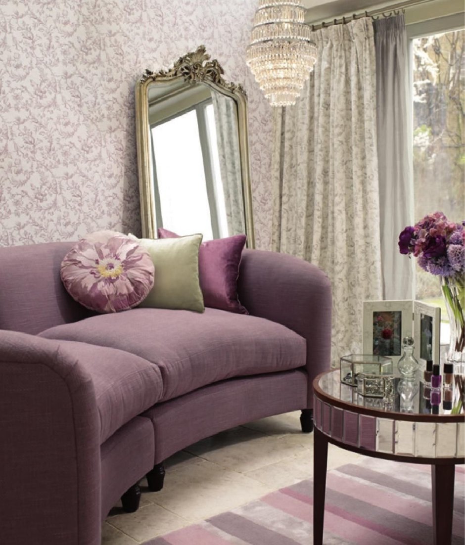Гостиная с фиолетовым диваном