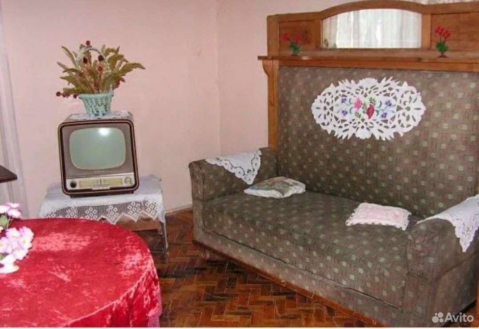 Порванное кресло