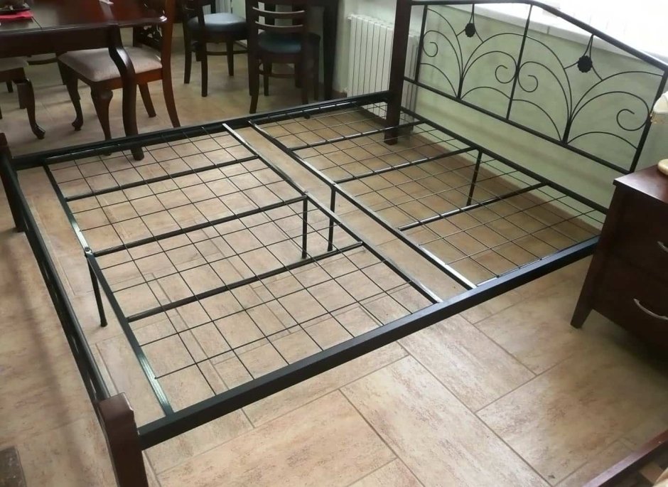 Металлическая кровать из профильной трубы