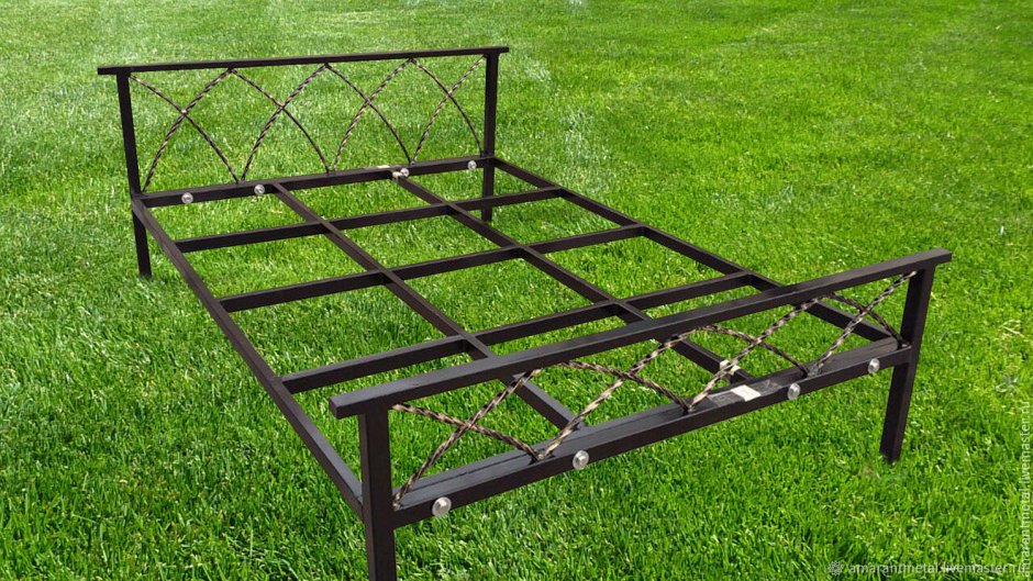 Кровать с металлическим каркасом