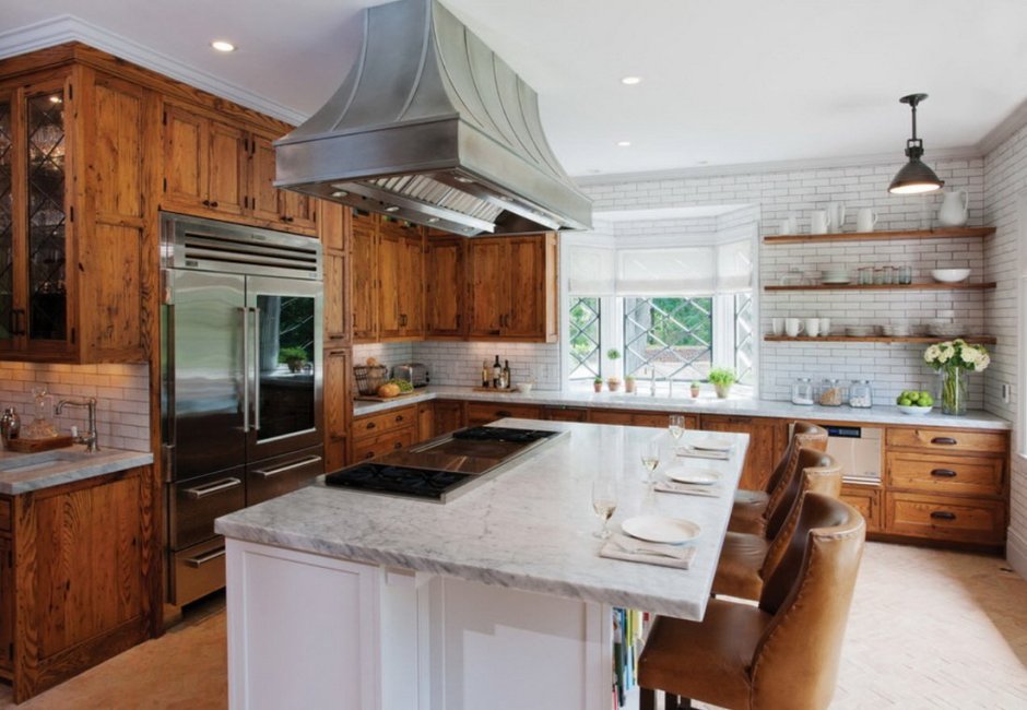 Кухня с островом в деревенском стиле