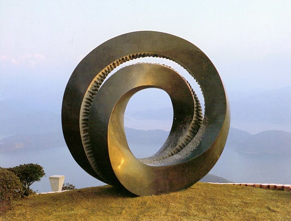 Лента Мебиуса скульптура