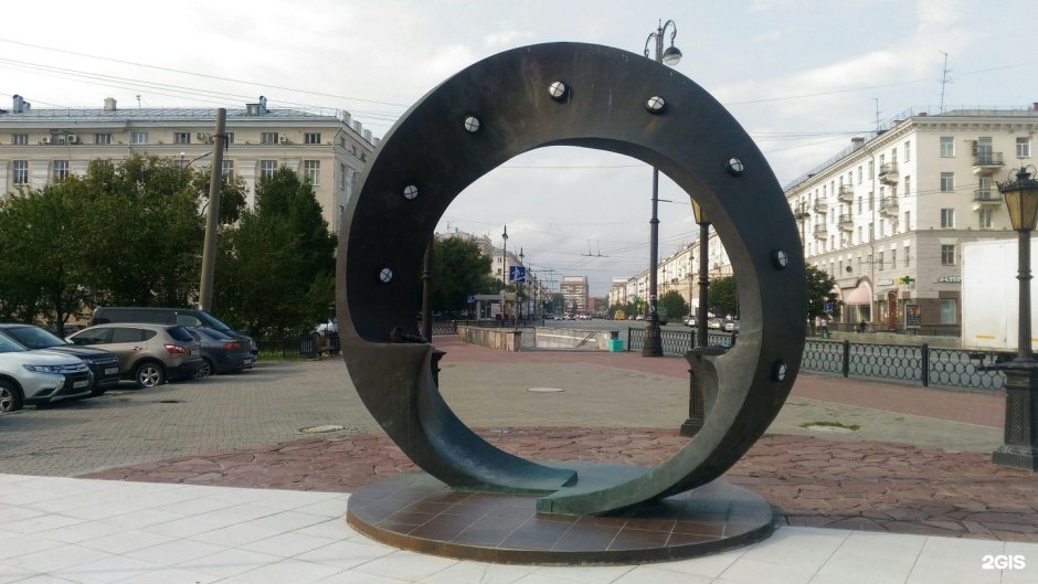 Памятник ленте Мёбиуса в Москве