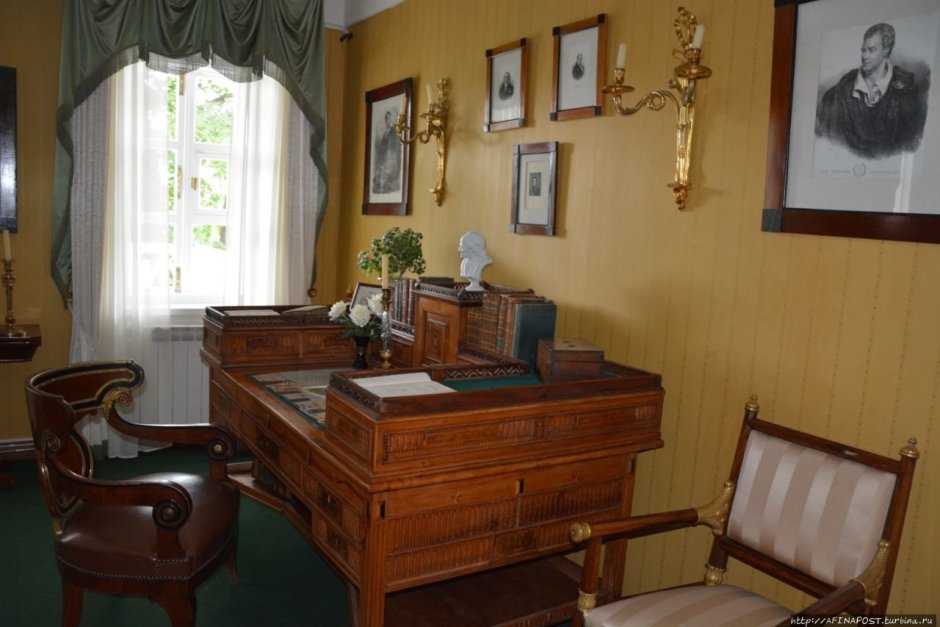 Стол Лермонтова в Тарханах