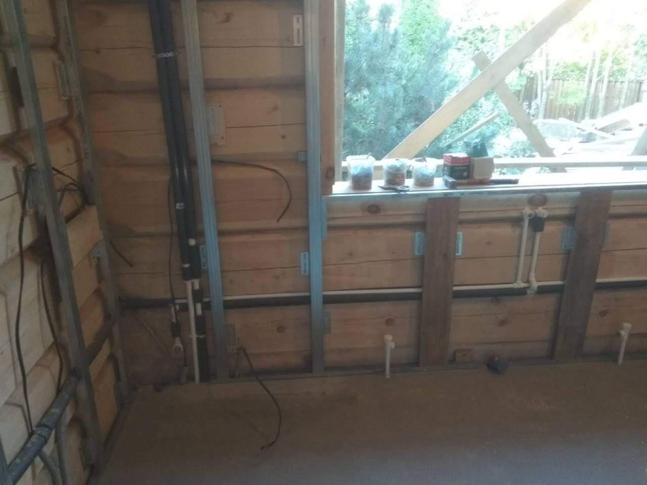 Плитка на стене в бревенчатом доме