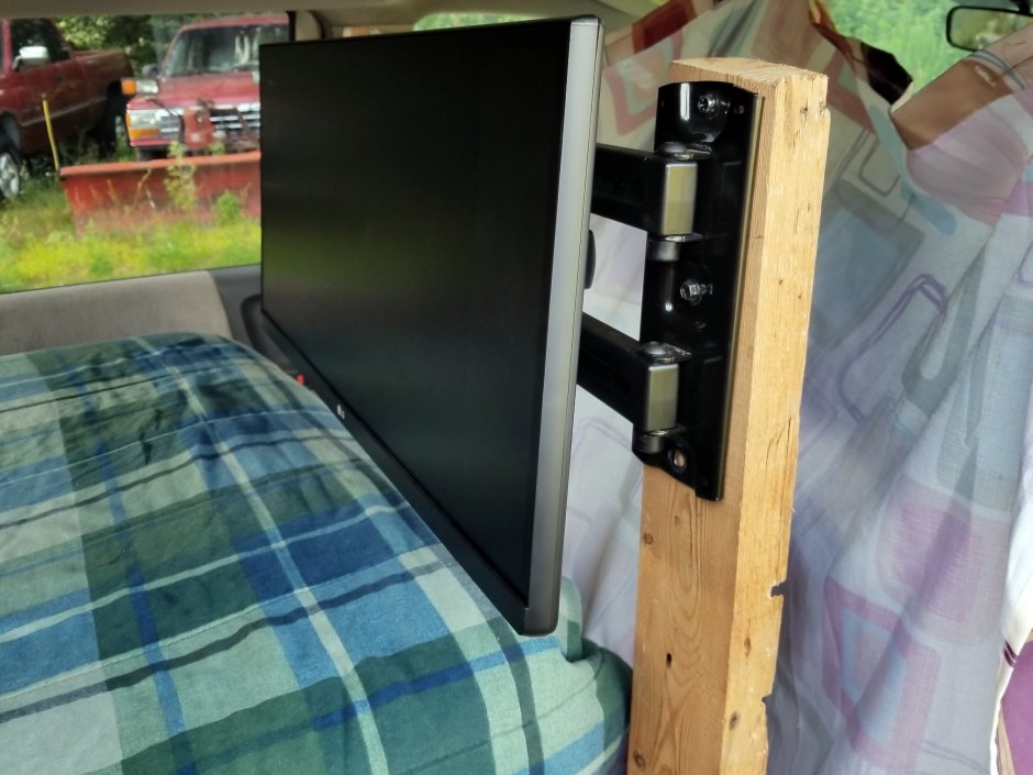 Человек перед телевизором