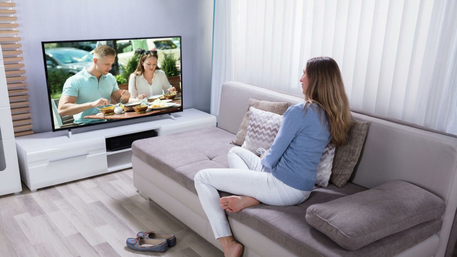 Мужские ноги на кровати