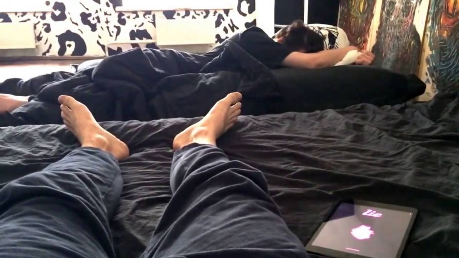 Маленькая узкая спальня с телевизором