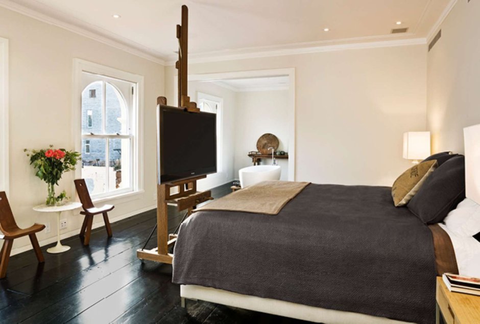 Телевизор на кронштейне в интерьере в спальне