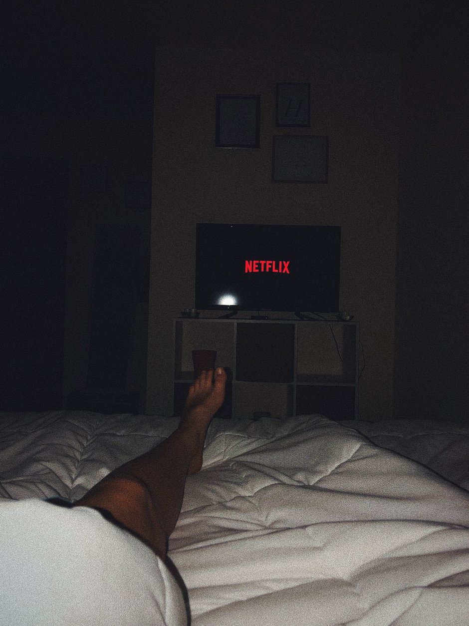 Ноги в кровати ночью