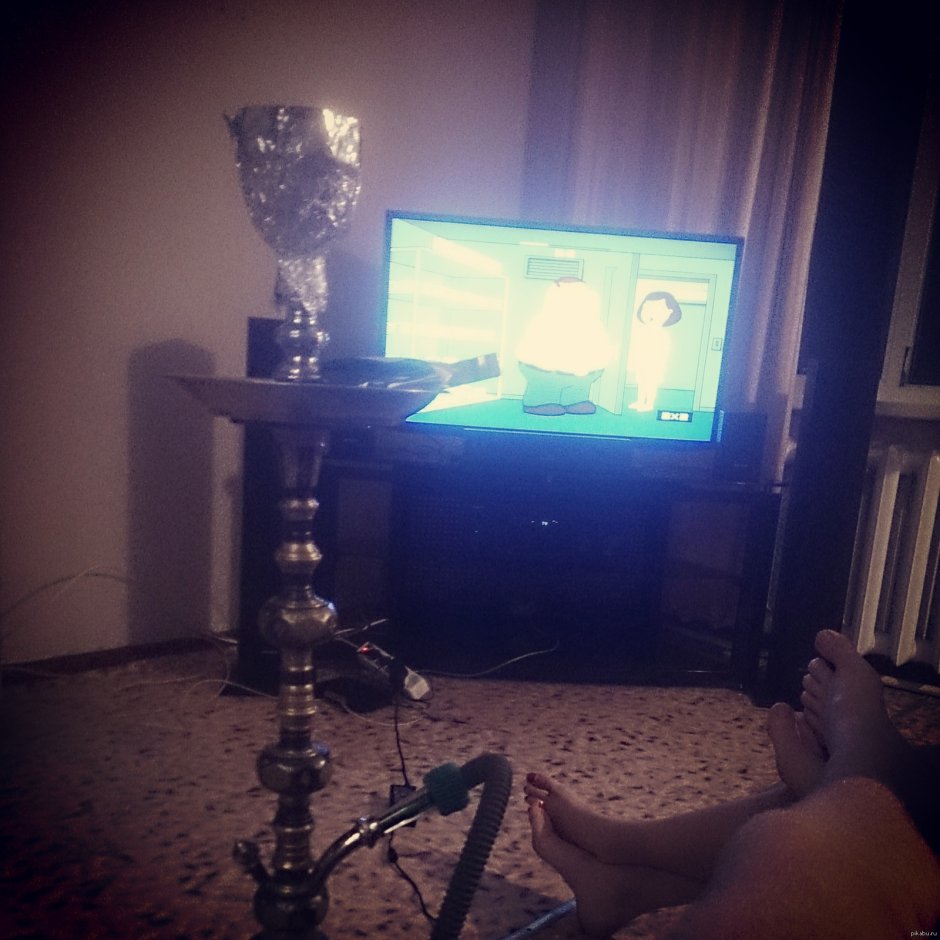 Девушка перед телевизором