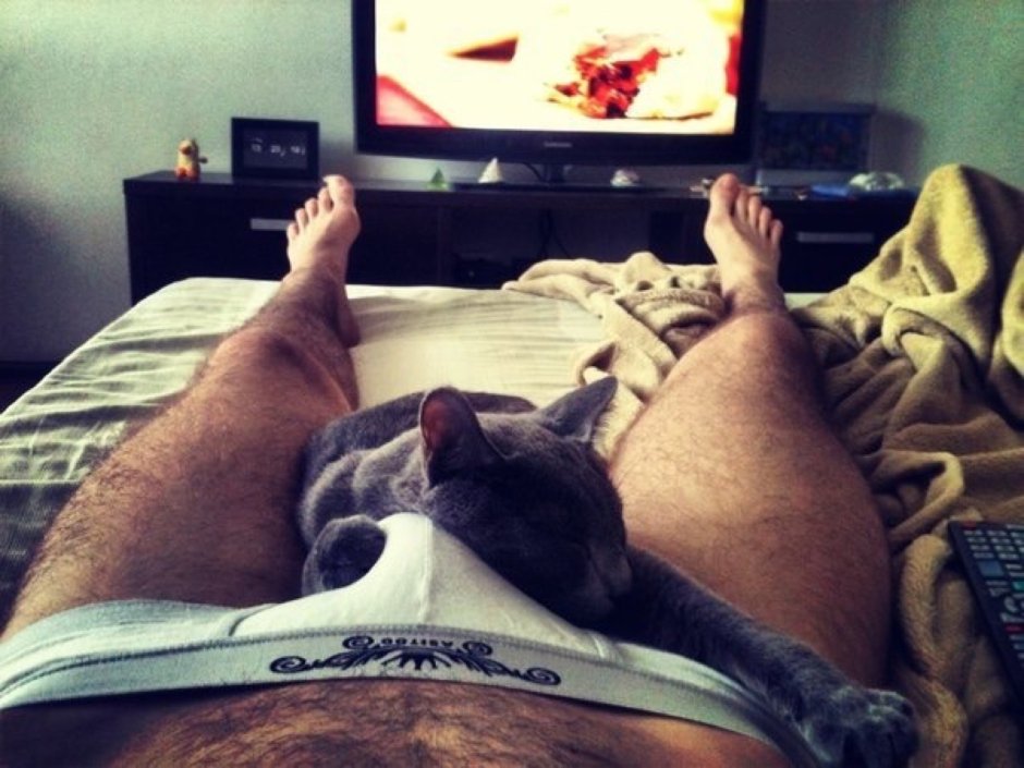 Парень и девушка играют