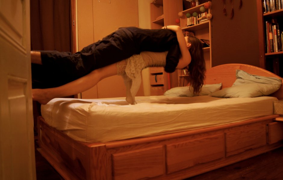 Мужские ноги Наткровати