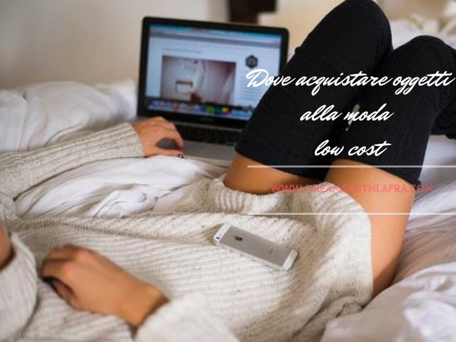 Белая кровать в белой комнате