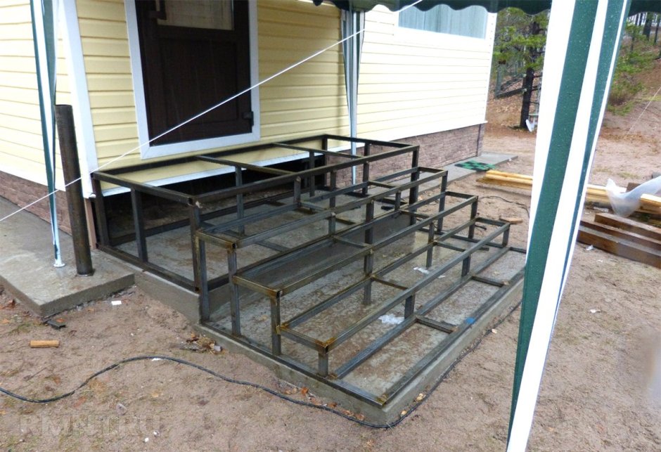 Крыльцо из профильной трубы 40х20