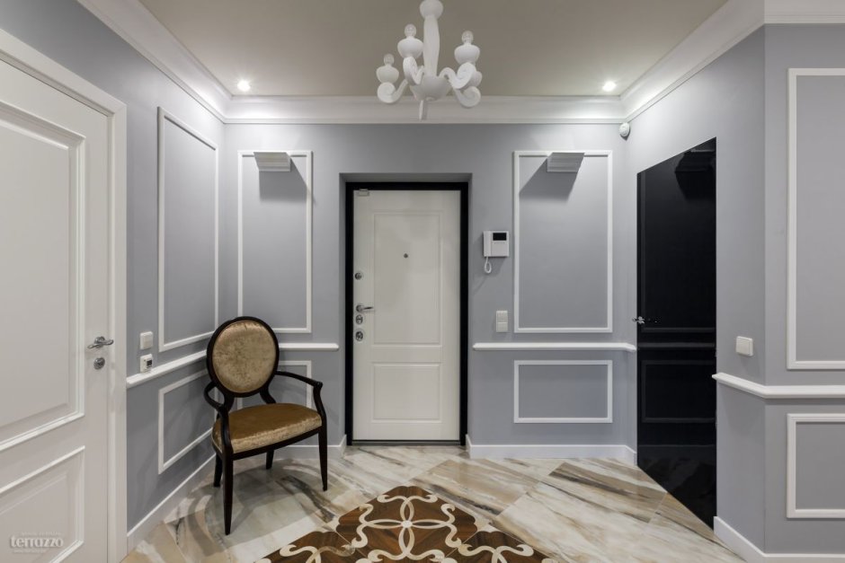 Молдинги в прихожей