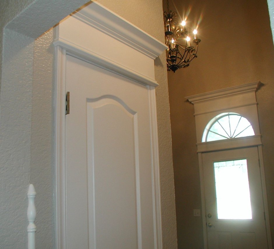 Скрытая дверь с молдингами