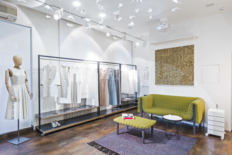 Интерьер шоу рума одежды
