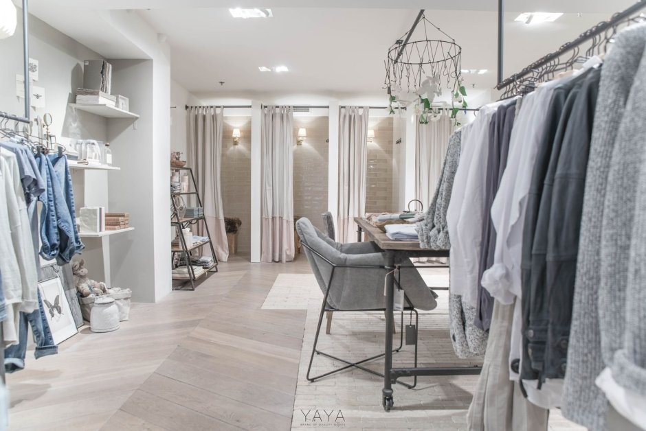 Интерьер шоурума женской одежды