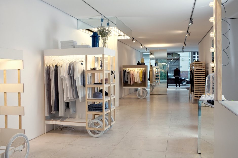 Магазин одежды светлый интерьер