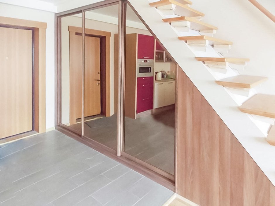 Шкаф под лестницей