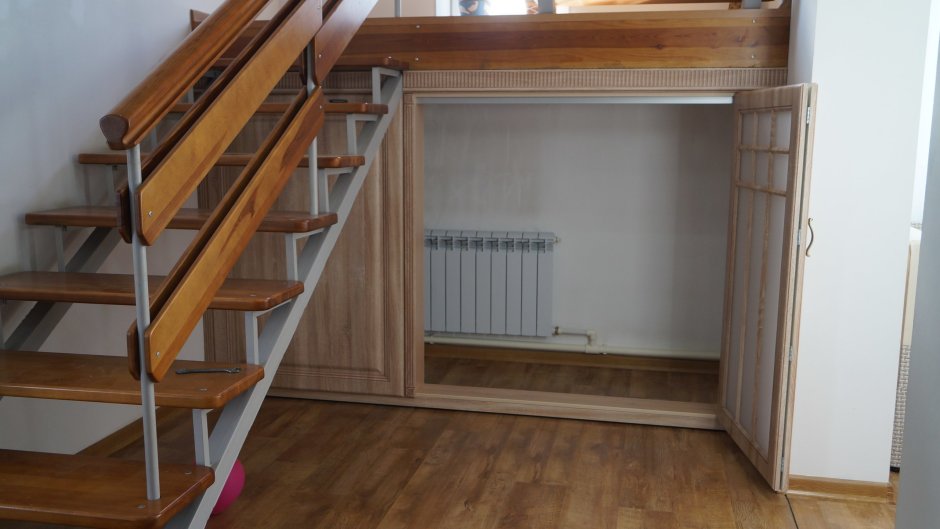Лестница с кладовкой