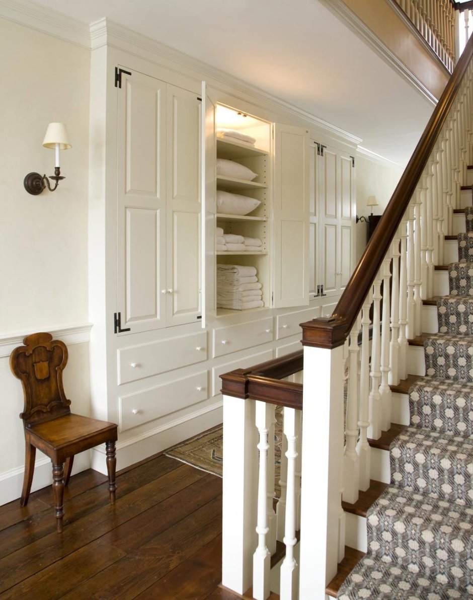 Дверки под лестницей