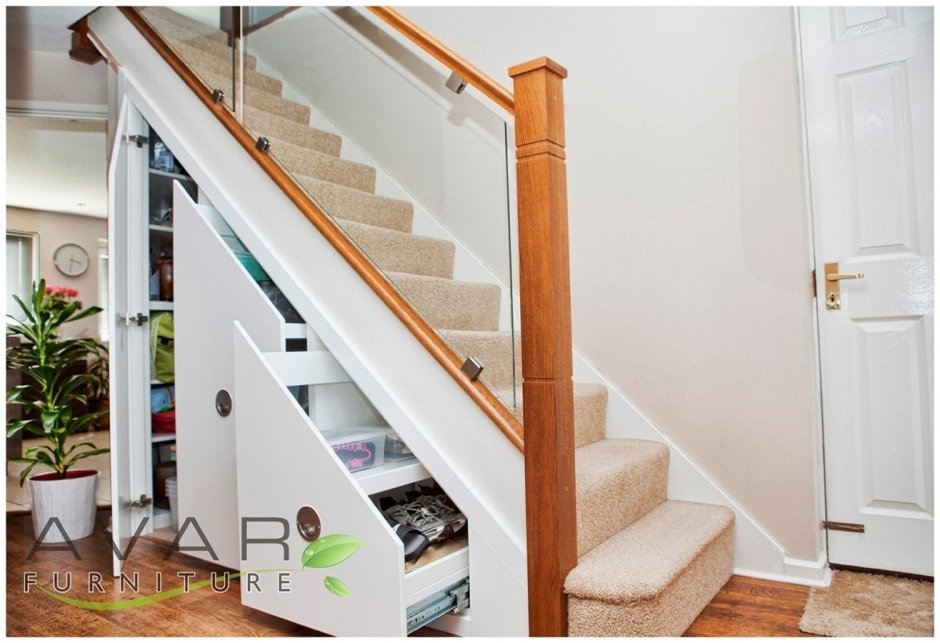 Выдвижные ящики под лестницей