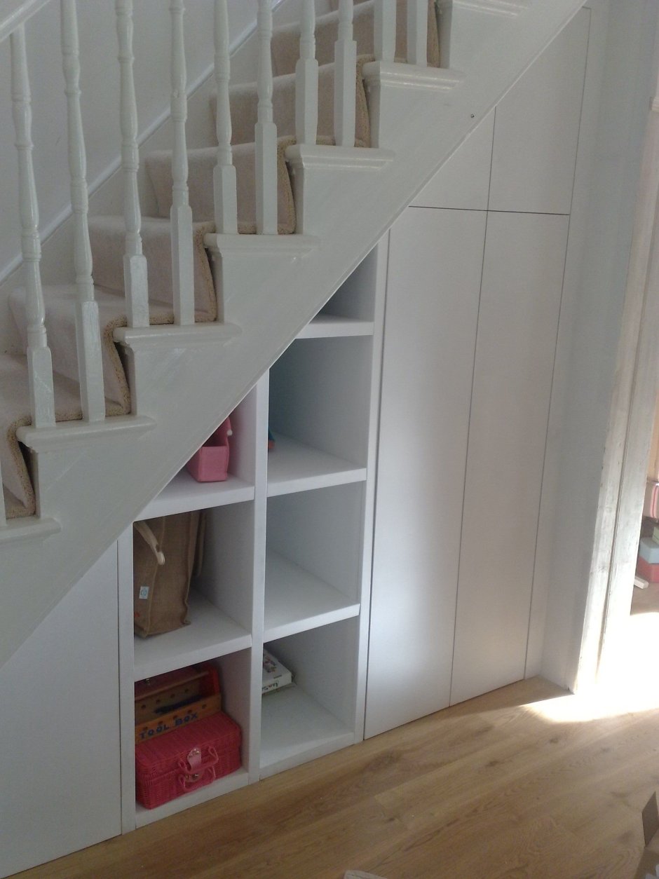 Дверь под лестницей