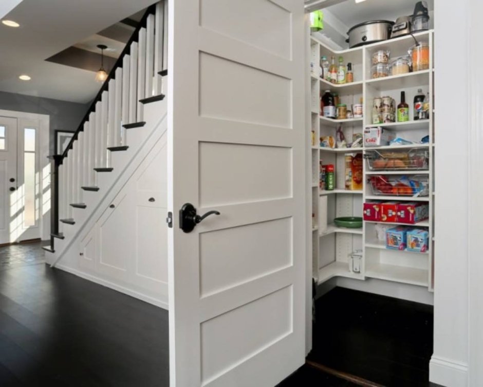 Лестница с кладовкой