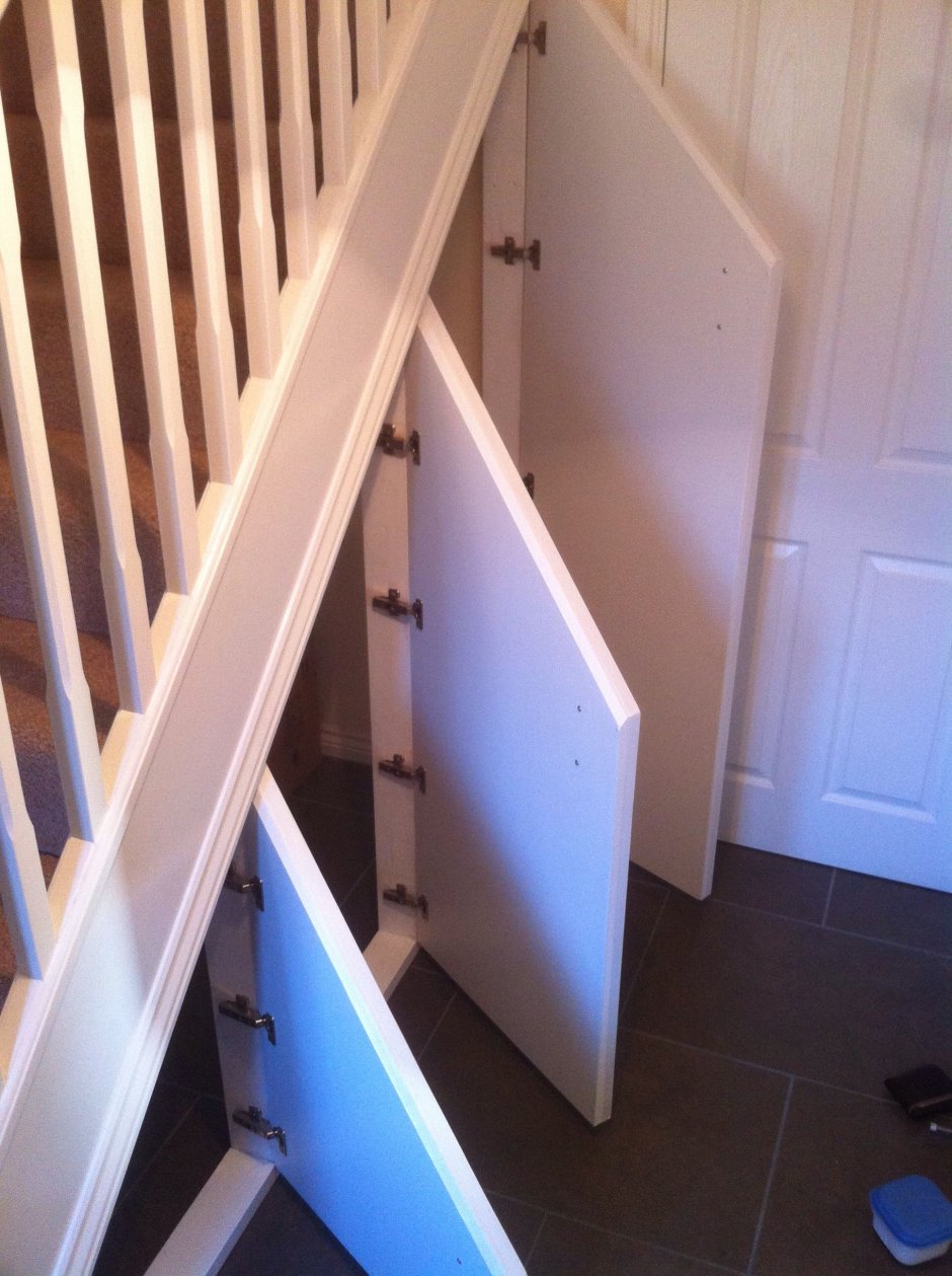 Под лестницей кладовка с дверью